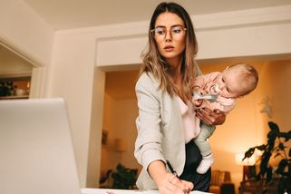 Vaječníky nestárnou jen režisérce z Českých lvů. Stát by měl ženám pomoci skloubit práci a mateřství - Proženy.cz